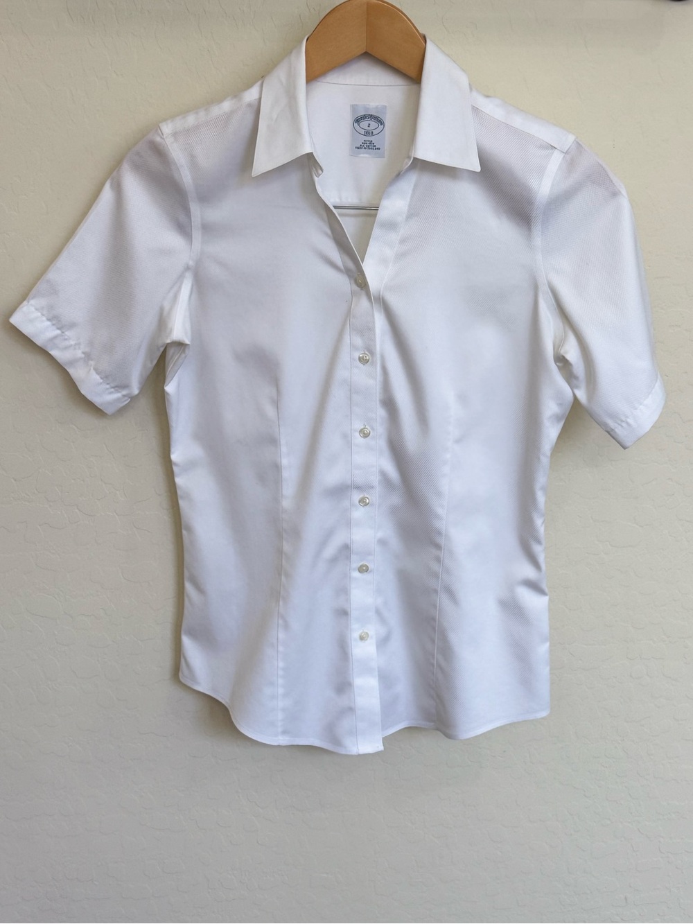 Brooks Brothers Non-Iron White Short Sleeve Fitted Dress Shirt Blouse Sz 2 Flaw